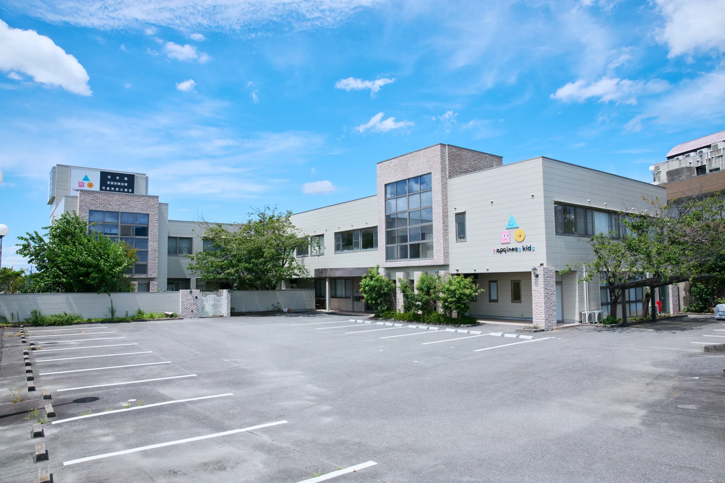 大型駐車場60台完備